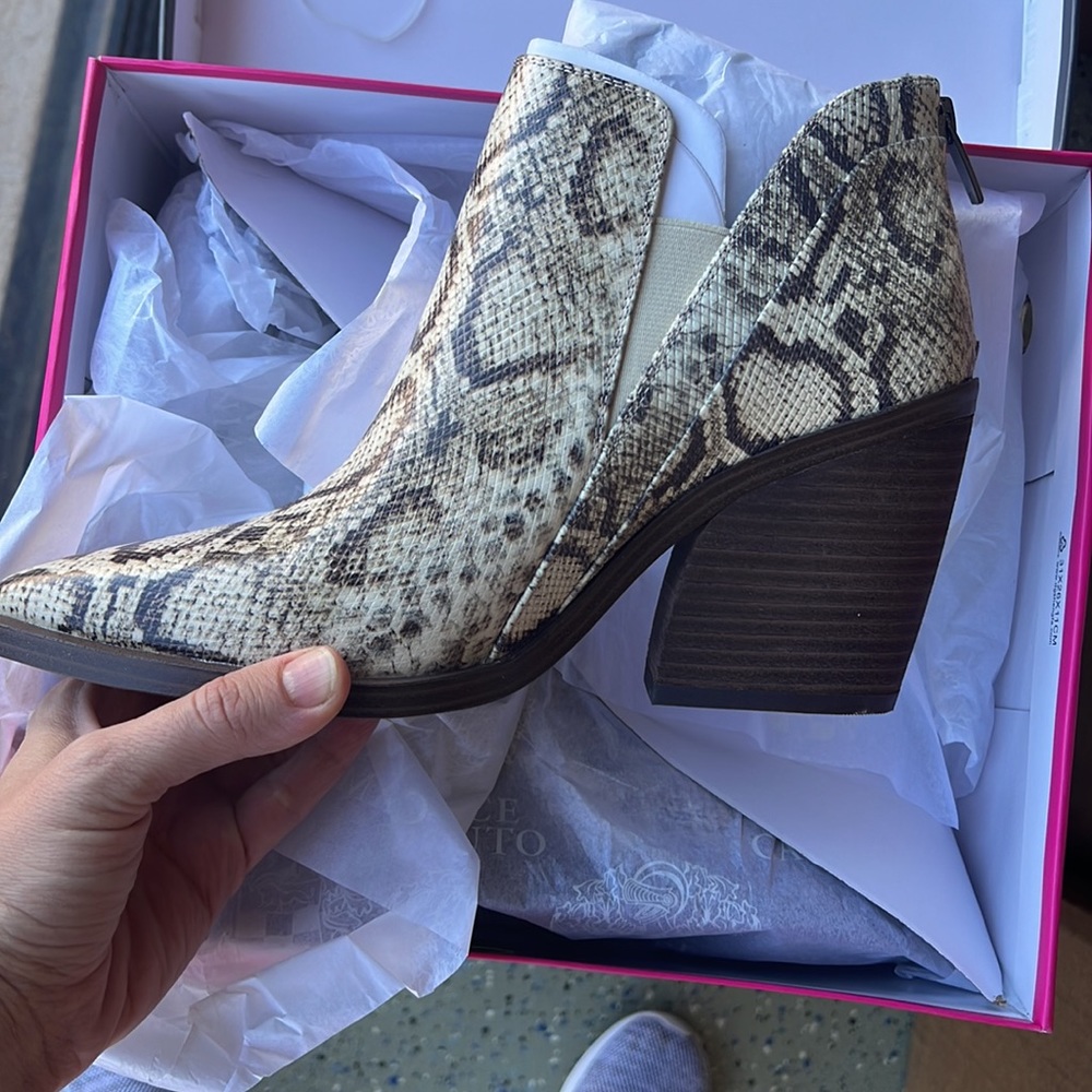 42.Vince CamutoGradina Block Heel Bootie new in the box - Picture 5 of 7